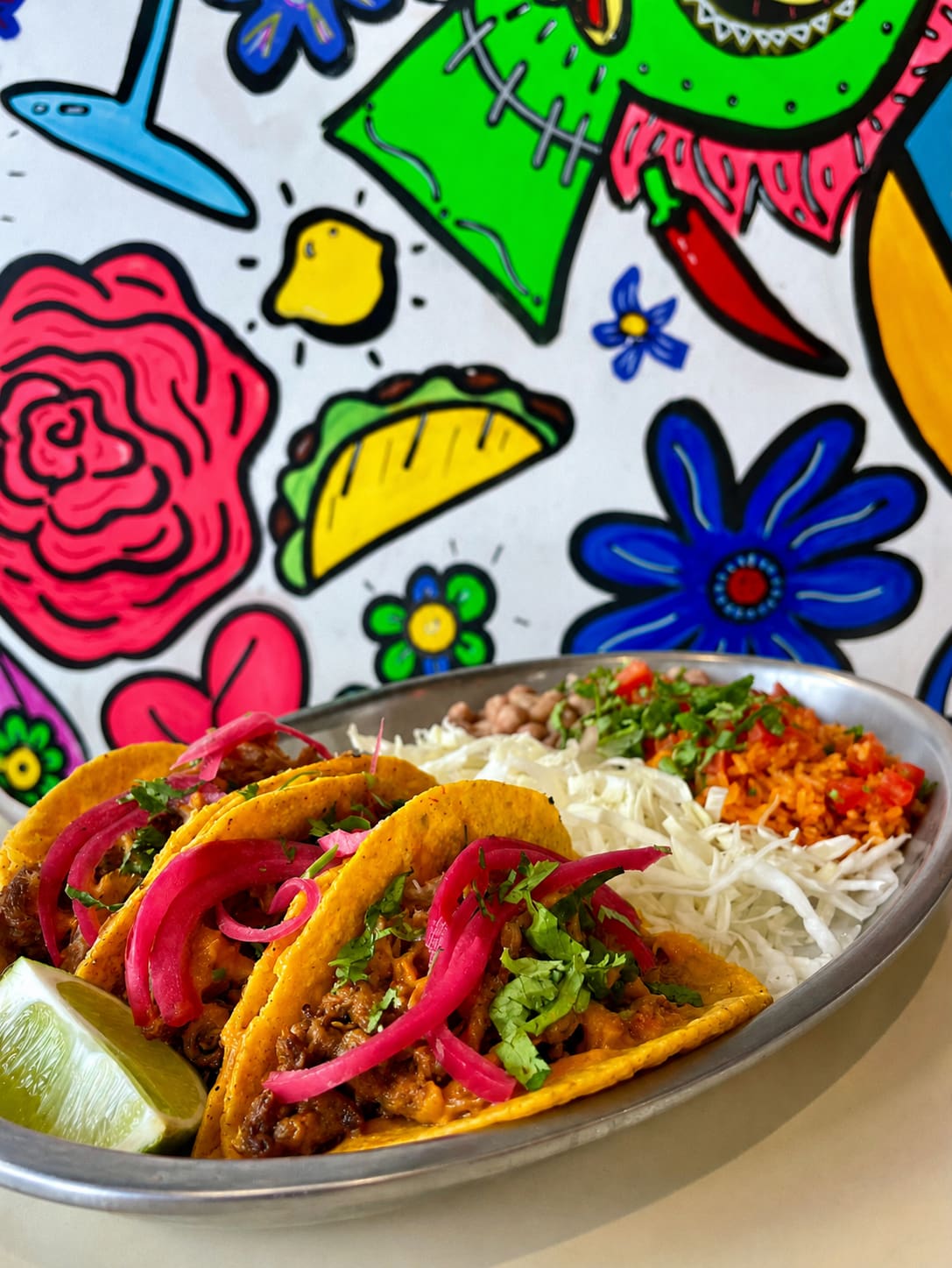 Tacos contra el mural del salón